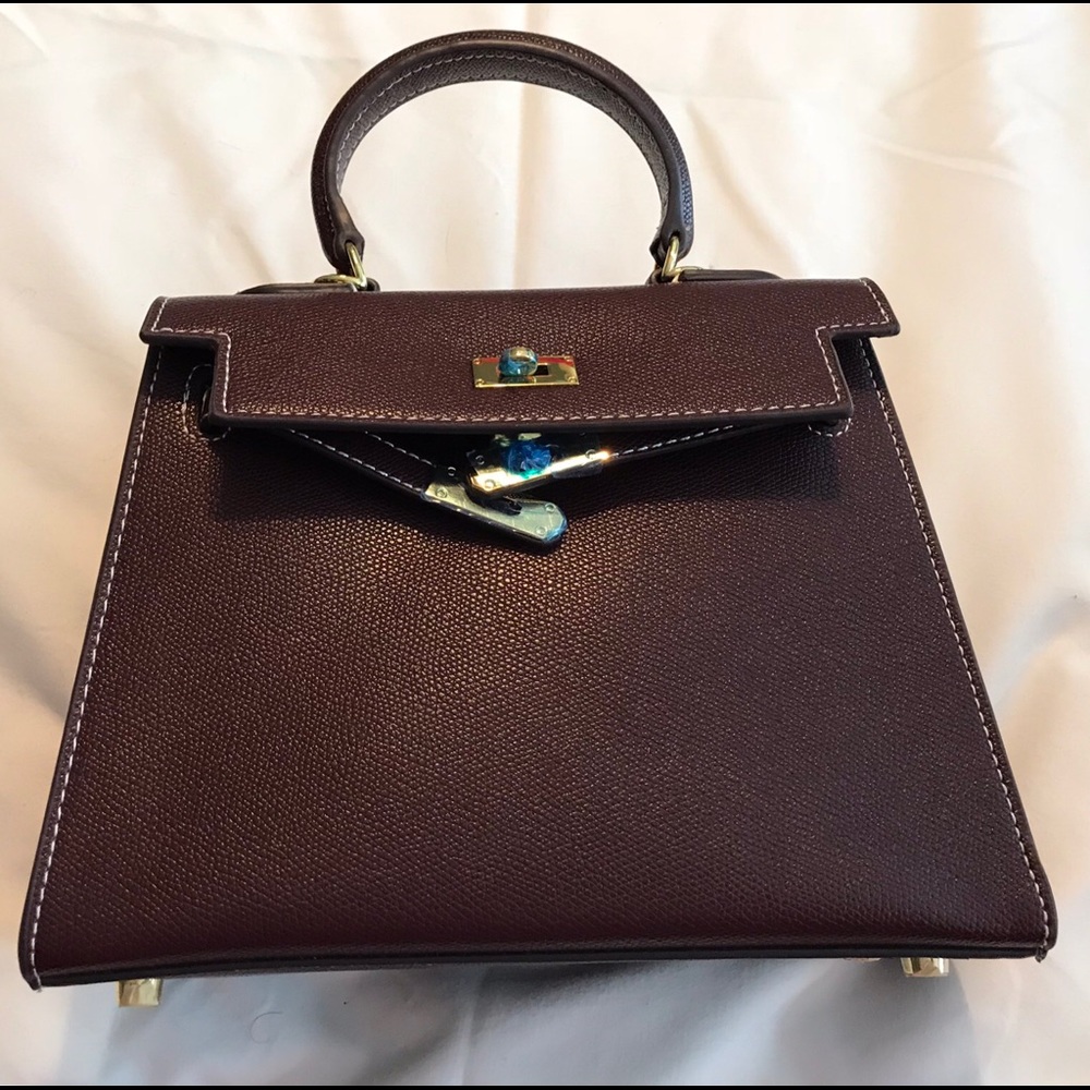 STUNNING P/U leather Handbag with free twilly.